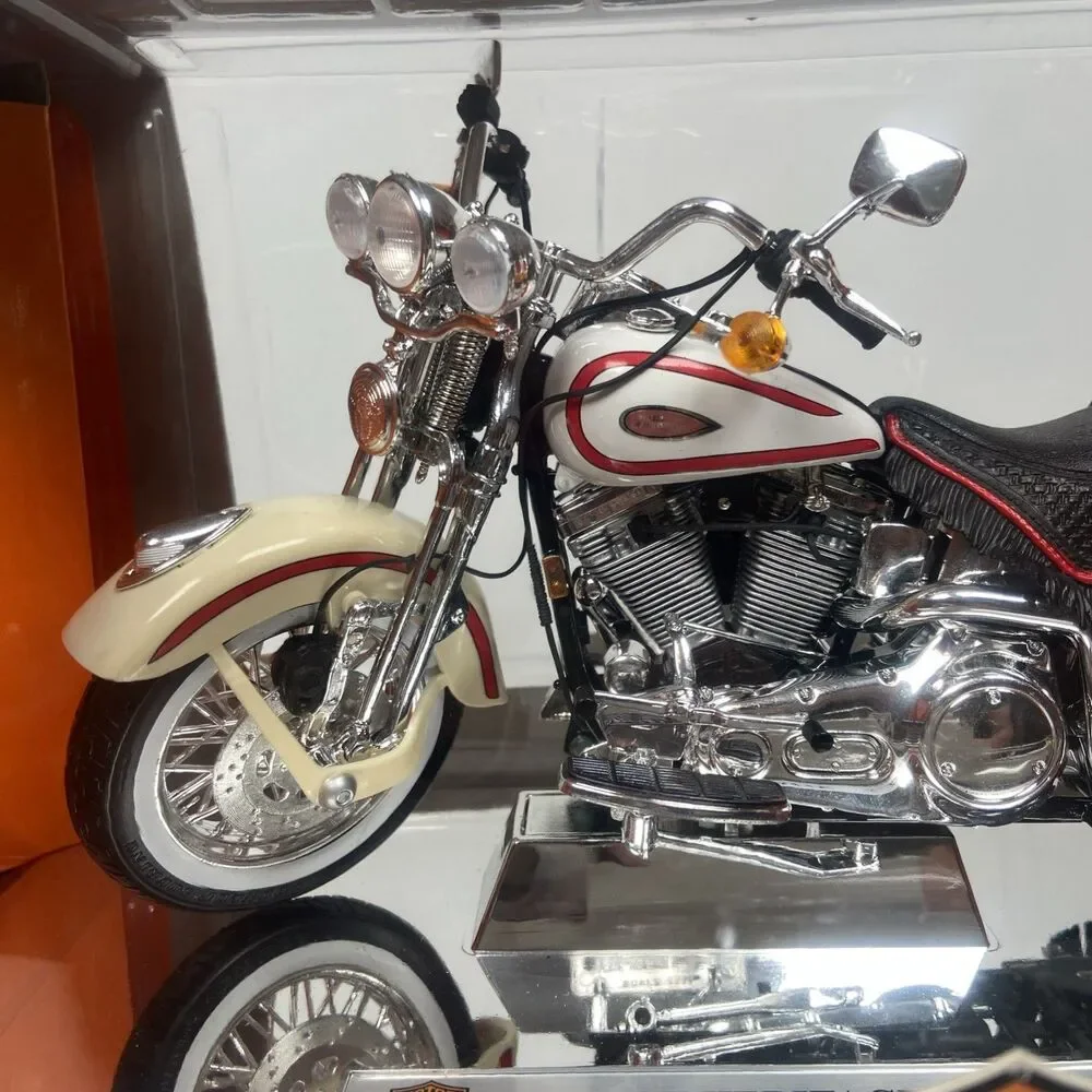 Maisto White Harley Davidson FLSTS Heritage Springer 1:10 95th Anniv. Collectors